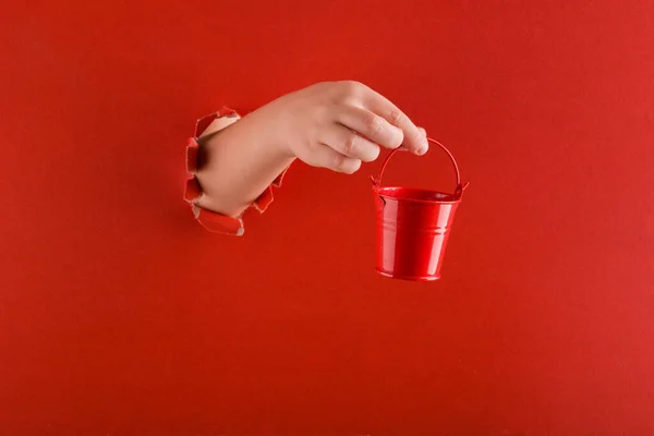 Papel Rojo Roto Con Una Mano Que Sostiene Cubo Rojo — Foto de Stock