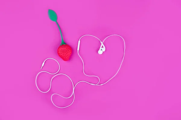 White Heart Shaped Headphones Lie Pink Background View — Stock Photo, Image