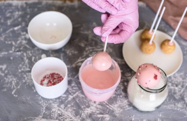 Pasta şefi çubukta tatlı yapar. Pasta çubukları. Tatlı olarak çikolatalı krema, yaratım süreci. Tatlı için serp..