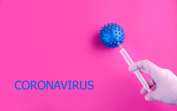 Mano Nei Guanti Tiene Una Siringa Inietta Virus Contenuto Coronavirus — Foto Stock