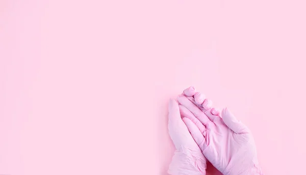 Les Mains Dans Les Gants Médicaux Reposent Sur Fond Rose — Photo