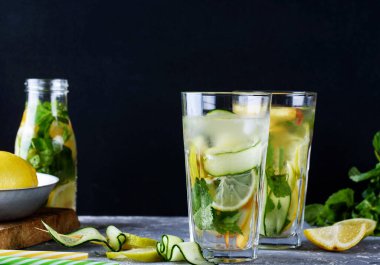 Meyve içeceklerini limonla, nane şekeriyle cam şişelerde şeftali ve masada tüpler ile tazelemek. Yaz içecekleri