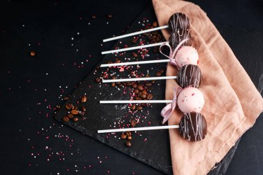 Farklı kremalı çubuğun üzerinde güzel bir tatlı kompozisyonu. Lezzetli kek.