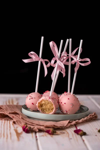 Пирожные Розовым Кремом Лежат Красивой Тарелке Вкусный Десерт Крупным Планом — стоковое фото