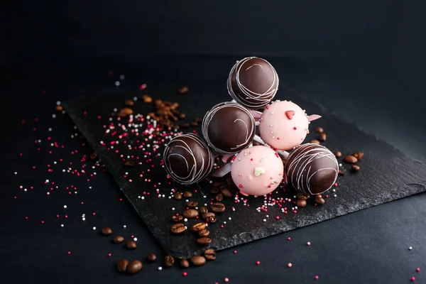 Leckeres Dessert Mit Schokolade Und Milchcreme Auf Einem Stock Mit — Stockfoto