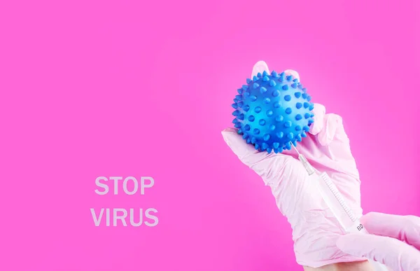 Mano Nei Guanti Tiene Una Siringa Inietta Virus Contenuto Coronavirus — Foto Stock