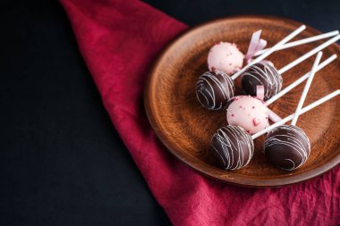 Lezzetli pasta karanlık bir şekilde bir tabakta beliriyor. Lezzetli çöller
