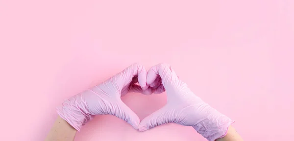 Руки Медицинских Перчатках Розовые Форме Сердца Розовом Фоне Местом Текста — стоковое фото