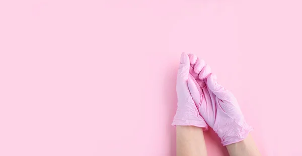 Руки Медицинских Перчатках Лежат Розовом Фоне Медецин Довольствуется Местом Текста — стоковое фото