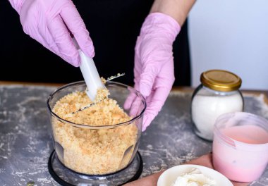 Bir pasta şefinin elleriyle tatlı yaratma süreci. Krema, pasta, şeker. Kek patlakları.