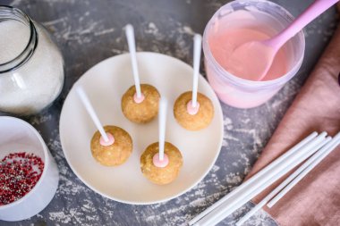 Bir pasta şefinin elleriyle tatlı yaratma süreci. Krema, pasta, şeker. Kek patlakları.