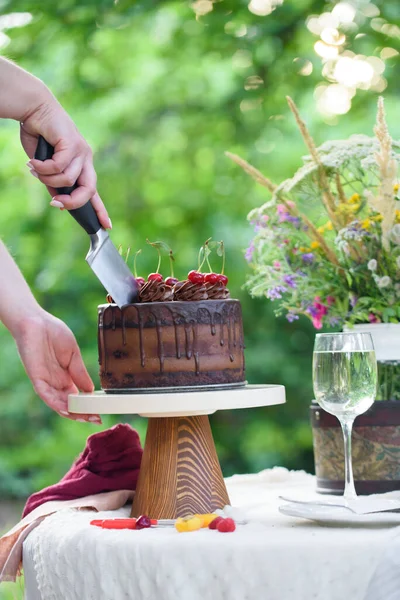 Delicioso Pastel Chocolate Decorado Con Cerezas Con Una Copa Vino — Foto de Stock