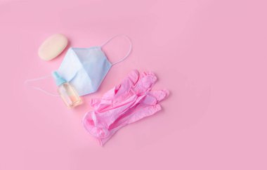 Sabunlu mavi yüz maskesi ve hafif arka planda el antiseptiği. Virüsten koruma. Evde kal.