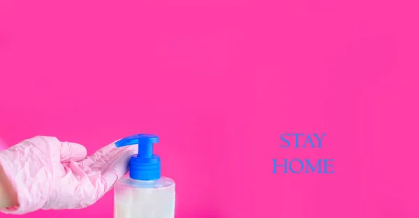 防腐剤を手に ピンクの背景に手袋で手を洗う テキスト用の場所 メデシン含有量 — ストック写真