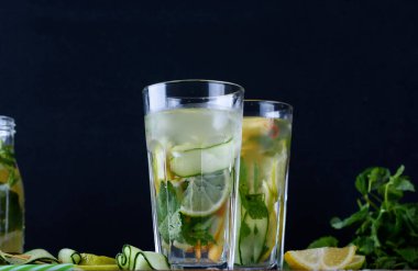 Meyve içeceklerini limonla, nane şekeriyle cam şişelerde şeftali ve masada tüpler ile tazelemek. Yaz içecekleri