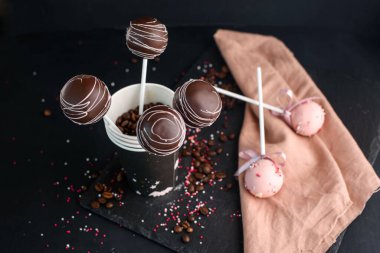 Farklı kremalı çubuğun üzerinde güzel bir tatlı kompozisyonu. Lezzetli kek.