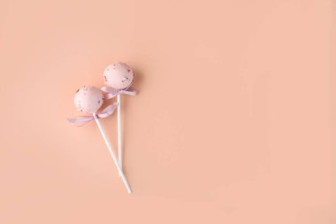 Pastanın bileşimi hafif arka planda farklı bir kremle ortaya çıkıyor. Çubukta tatlı. Lezzetli yemek.