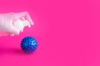 İçerik virüsle ilişkilidir, eller için bir antiseptik. Coronavirus, pembe arka planda mesajlaşmak için bir yer. Kavramsal içerik