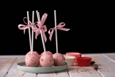 Pembe kremalı kekler güzel bir tabakta yatıyor. Lezzetli yakın plan tatlı. Lezzetli yemek.