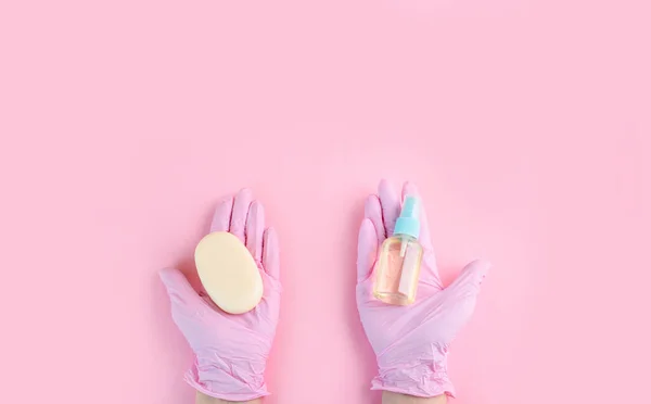 Händerna Medicinska Handskar Ligger Rosa Bakgrund Innehållet Medetsin Med Plats — Stockfoto
