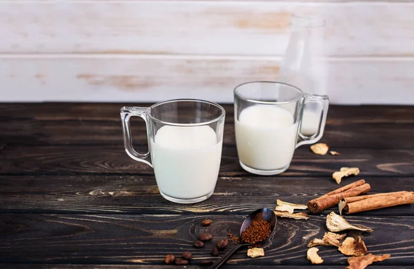 Leche Fresca Con Tazas Vidrio Palitos Canela Champiñones Secos Una —  Fotos de Stock