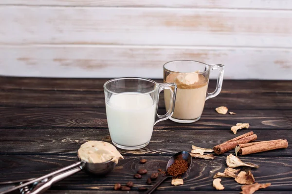 Delicioso Fragante Café Dalgona Tazas Vidrio Palitos Canela Hongos Secos —  Fotos de Stock