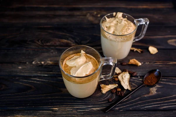 Delicioso Fragante Café Dalgona Tazas Vidrio Palitos Canela Hongos Secos — Foto de Stock