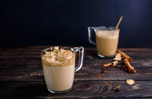 Delicioso Fragante Café Dalgona Tazas Vidrio Palitos Canela Hongos Secos — Foto de Stock