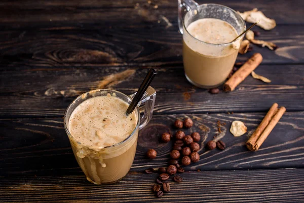 Delizioso Profumato Caffè Dalgona Tazze Vetro Bastoncini Cannella Funghi Secchi — Foto Stock