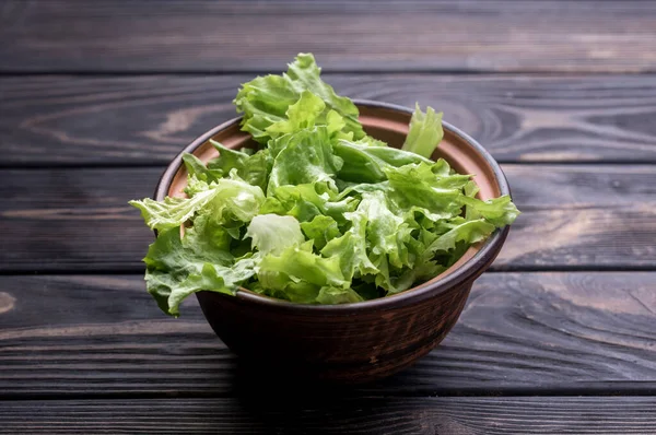 Verse Salade Met Sla Olijfolie Een Diepe Piala Een Eettafel — Stockfoto