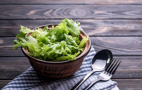 Salada Fresca Com Alface Azeite Uma Piala Profunda Uma Mesa — Fotografia de Stock