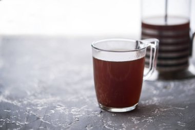 Bardakta kremalı kahve, kaşık, şeker küpü, beton kaplama krema. Kahve.