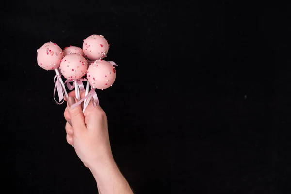 Torta Pop Nelle Mani Delle Donne Uno Sfondo Nero Dessert — Foto Stock