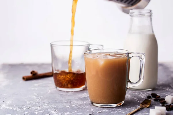 Kallt Kaffe Med Mjölk Kanelstänger Kaffebönor Socker Sked Bordet Kallt — Stockfoto