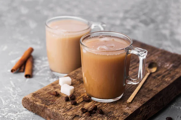 Холодный Кофе Молоком Коричными Палочками Кофейными Зёрнами Сахаром Ложкой Столе — стоковое фото