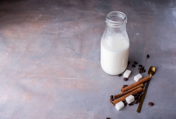 Milch Einer Glasflasche Auf Dem Tisch Mit Einem Löffel Zucker — Stockfoto