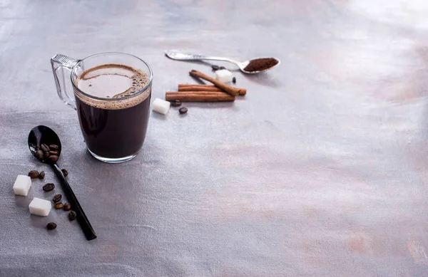 Delicioso Fragante Café Con Una Taza Vaso Leche Palitos Canela —  Fotos de Stock