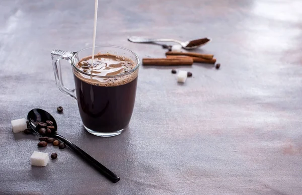 Delicioso Fragante Café Con Una Taza Vaso Leche Palitos Canela — Foto de Stock