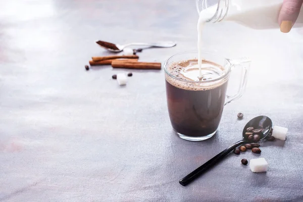 Lezzetli Mis Kokulu Kahve Bir Bardak Süt Kokulu Tarçın Çubukları — Stok fotoğraf