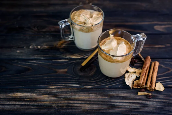 Delicioso Fragante Café Dalgona Tazas Vidrio Palitos Canela Hongos Secos — Foto de Stock