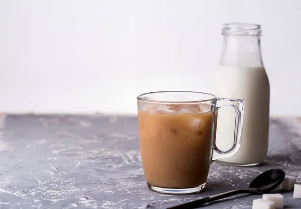 Ароматный Крем Молоком Ложкой Сахаром Бетонным Фоном Кофе Молоком — стоковое фото