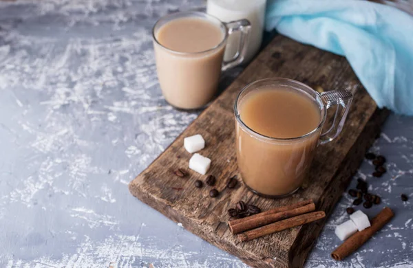 Sütlü Soğuk Kahve Tarçın Çubukları Kahve Çekirdekleri Şeker Masada Kaşık — Stok fotoğraf