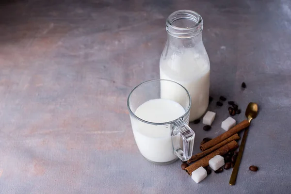 Frische Milch Einer Tasse Und Glasflasche Zuckerwürfel Löffel Kaffeebohnen Auf — Stockfoto