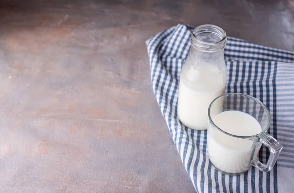 유리잔에 우유를 아름다운 수건이 넣는다 — 스톡 사진