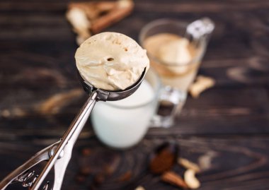 Cam bardaklarda lezzetli ve kokulu dalgona kahvesi, tarçın çubukları, kurutulmuş mantarlar, bir kaşık hazır kahve, şeker..