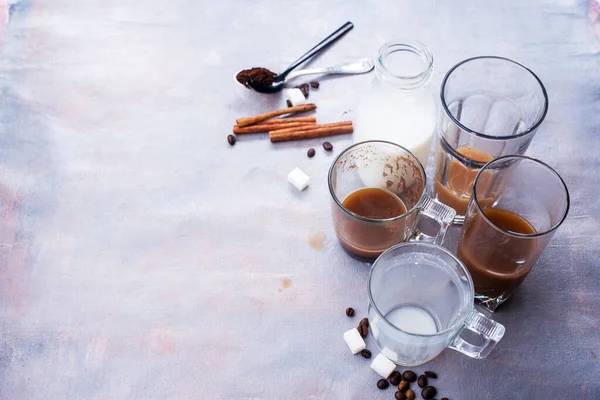 Farklı boyutlarda, kahve ve sütlü kirli bardaklar. — Stok fotoğraf