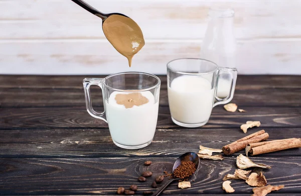 Delicioso y fragante café de dalgona en tazas de vidrio, palitos de canela, setas secas, una cucharada de café instantáneo, azúcar . —  Fotos de Stock