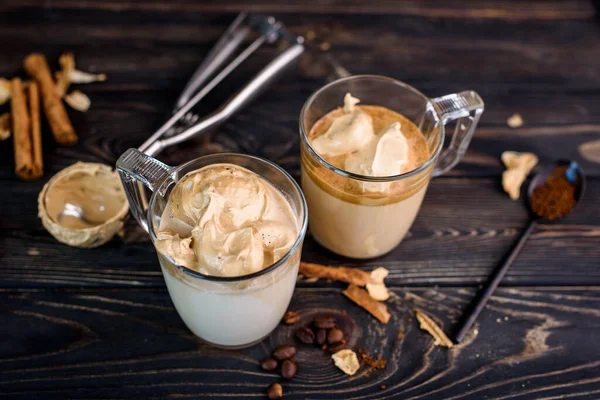Delicioso e perfumado café dalgona em copos de vidro, paus de canela, cogumelos secos, uma colher de café instantâneo, açúcar . — Fotografia de Stock
