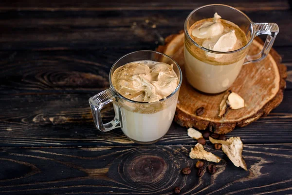 Вкусный и ароматный далгона кофе в стеклянных чашках, коричные палочки, сушеные грибы, ложка растворимого кофе, сахар . — стоковое фото