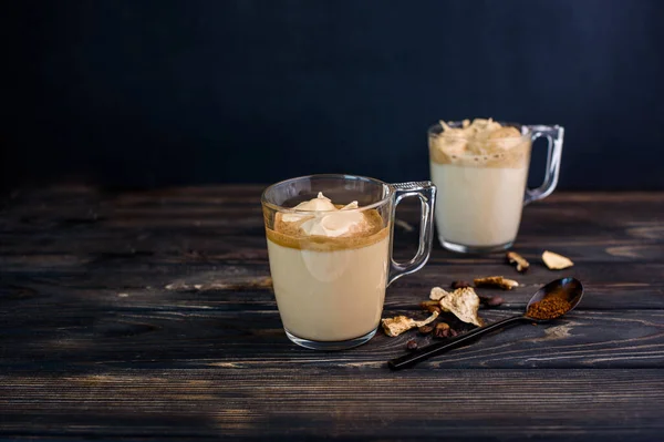 Вкусный Ароматный Далгонский Кофе Стеклянных Чашках Коричные Палочки Сушеные Грибы — стоковое фото